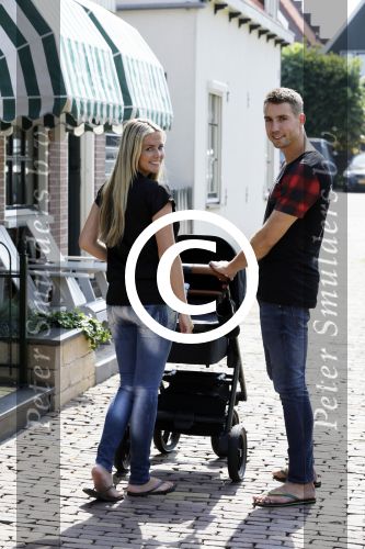 Volendam 13 augustus 2015
Monique Smit met vriend Martijn Molleman en hun pas geboren zoonje Noah.
