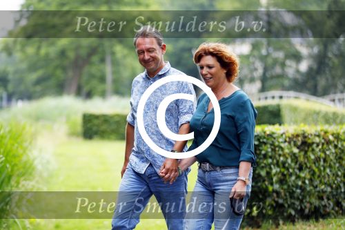 s Gravenland 14 juli 2015
Myrna Goossen laat samen met haar nieuwe vriend Erik Klap de hond uit.