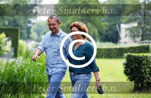 s Gravenland 14 juli 2015
Myrna Goossen laat samen met haar nieuwe vriend Erik Klap de hond uit.