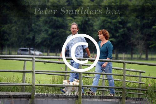 s Gravenland 14 juli 2015
Myrna Goossen laat samen met haar nieuwe vriend Erik Klap de hond uit.