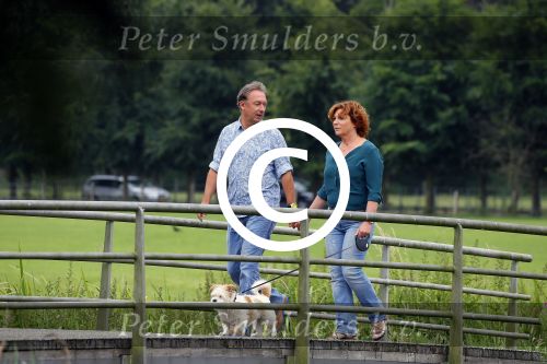 s Gravenland 14 juli 2015
Myrna Goossen laat samen met haar nieuwe vriend Erik Klap de hond uit.