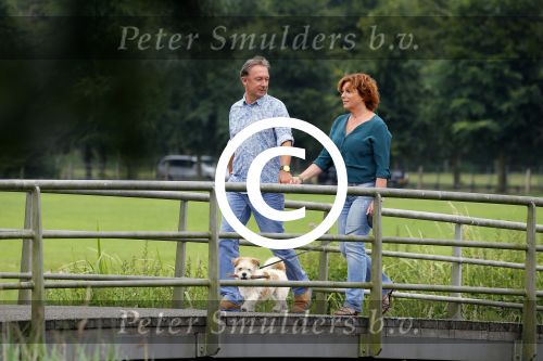 s Gravenland 14 juli 2015
Myrna Goossen laat samen met haar nieuwe vriend Erik Klap de hond uit.