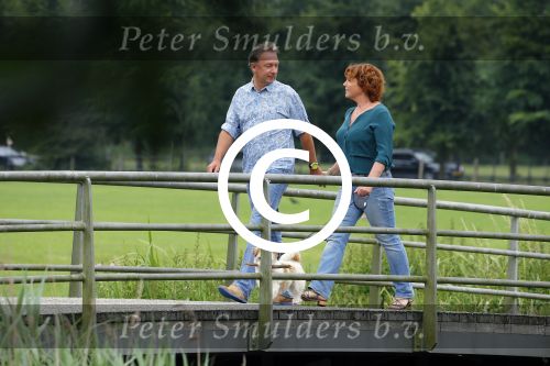 s Gravenland 14 juli 2015
Myrna Goossen laat samen met haar nieuwe vriend Erik Klap de hond uit.