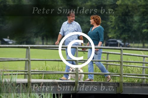 s Gravenland 14 juli 2015
Myrna Goossen laat samen met haar nieuwe vriend Erik Klap de hond uit.