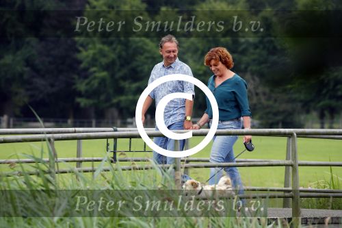 s Gravenland 14 juli 2015
Myrna Goossen laat samen met haar nieuwe vriend Erik Klap de hond uit.