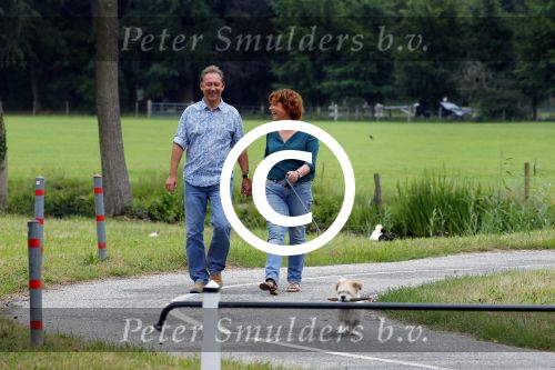 s Gravenland 14 juli 2015
Myrna Goossen laat samen met haar nieuwe vriend Erik Klap de hond uit.