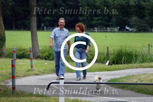 s Gravenland 14 juli 2015
Myrna Goossen laat samen met haar nieuwe vriend Erik Klap de hond uit.
