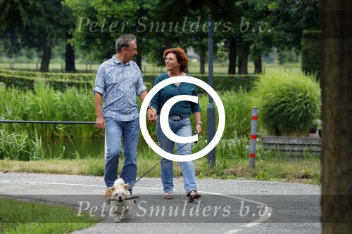 s Gravenland 14 juli 2015
Myrna Goossen laat samen met haar nieuwe vriend Erik Klap de hond uit.