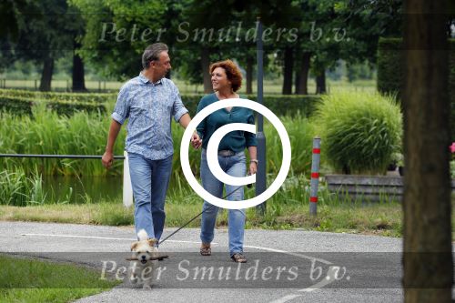s Gravenland 14 juli 2015
Myrna Goossen laat samen met haar nieuwe vriend Erik Klap de hond uit.