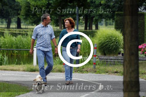 s Gravenland 14 juli 2015
Myrna Goossen laat samen met haar nieuwe vriend Erik Klap de hond uit.