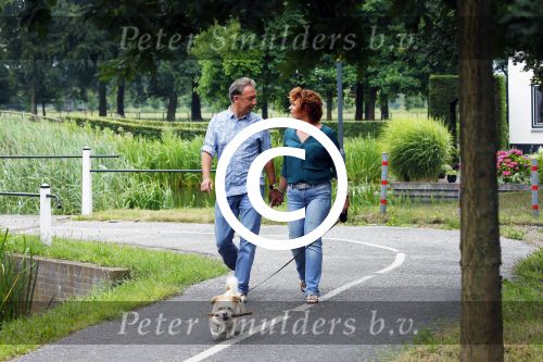 s Gravenland 14 juli 2015
Myrna Goossen laat samen met haar nieuwe vriend Erik Klap de hond uit.