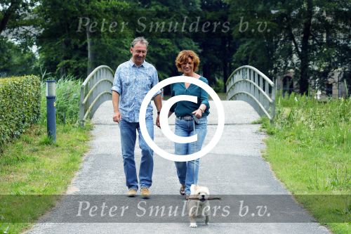 s Gravenland 14 juli 2015
Myrna Goossen laat samen met haar nieuwe vriend Erik Klap de hond uit.
