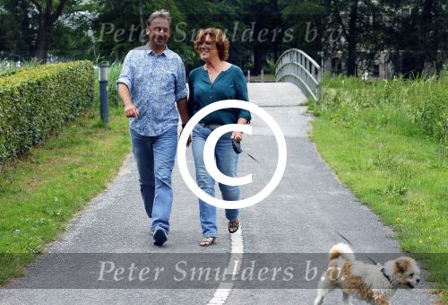 s Gravenland 14 juli 2015
Myrna Goossen laat samen met haar nieuwe vriend Erik Klap de hond uit.