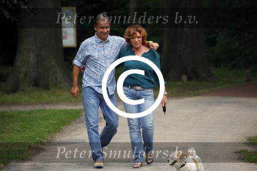 s Gravenland 14 juli 2015
Myrna Goossen laat samen met haar nieuwe vriend Erik Klap de hond uit.