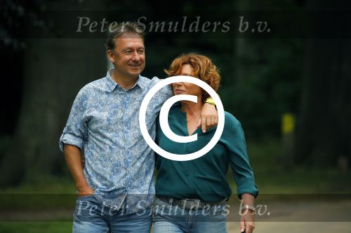 s Gravenland 14 juli 2015
Myrna Goossen laat samen met haar nieuwe vriend Erik Klap de hond uit.