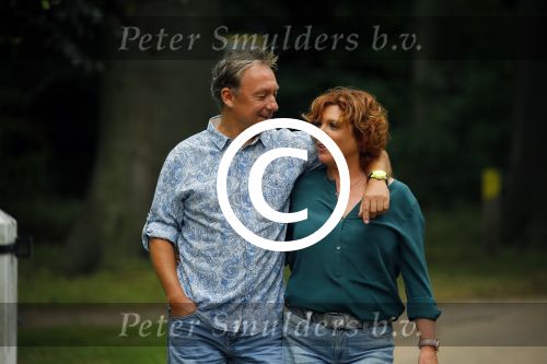 s Gravenland 14 juli 2015
Myrna Goossen laat samen met haar nieuwe vriend Erik Klap de hond uit.
