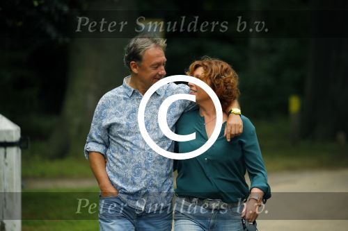 s Gravenland 14 juli 2015
Myrna Goossen laat samen met haar nieuwe vriend Erik Klap de hond uit.