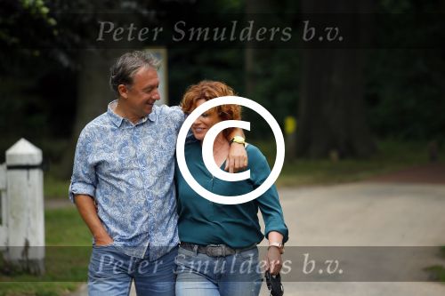 s Gravenland 14 juli 2015
Myrna Goossen laat samen met haar nieuwe vriend Erik Klap de hond uit.