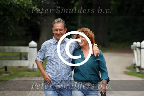 s Gravenland 14 juli 2015
Myrna Goossen laat samen met haar nieuwe vriend Erik Klap de hond uit.