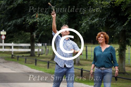 s Gravenland 14 juli 2015
Myrna Goossen laat samen met haar nieuwe vriend Erik Klap de hond uit.