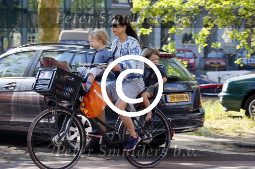 Amsterdam 12 juni 2015
Nadja Hupscher met haar 2 kinderen op de fiets