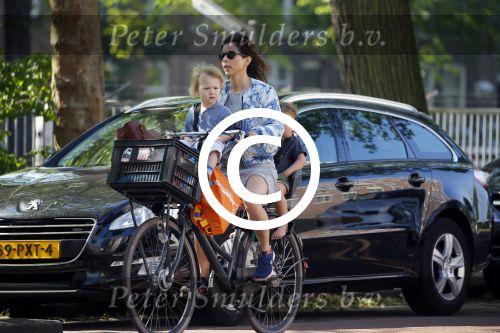 Amsterdam 12 juni 2015
Nadja Hupscher met haar 2 kinderen op de fiets