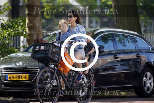 Amsterdam 12 juni 2015
Nadja Hupscher met haar 2 kinderen op de fiets
