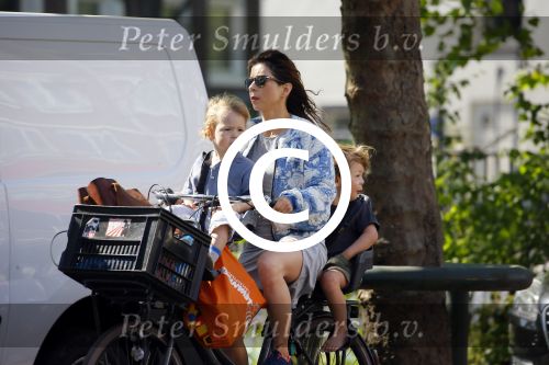 Amsterdam 12 juni 2015
Nadja Hupscher met haar 2 kinderen op de fiets