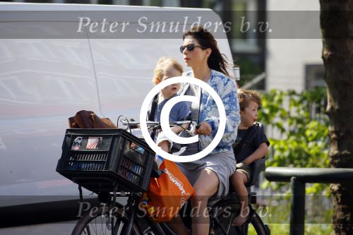 Amsterdam 12 juni 2015
Nadja Hupscher met haar 2 kinderen op de fiets