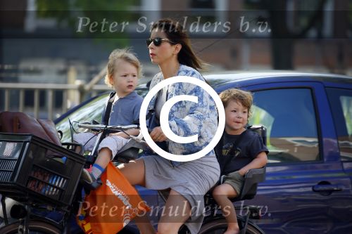 Amsterdam 12 juni 2015
Nadja Hupscher met haar 2 kinderen op de fiets