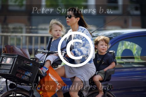 Amsterdam 12 juni 2015
Nadja Hupscher met haar 2 kinderen op de fiets