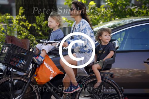 Amsterdam 12 juni 2015
Nadja Hupscher met haar 2 kinderen op de fiets
