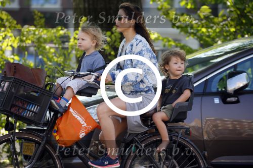 Amsterdam 12 juni 2015
Nadja Hupscher met haar 2 kinderen op de fiets