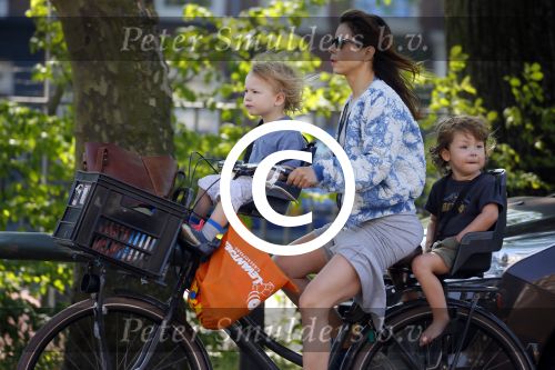 Amsterdam 12 juni 2015
Nadja Hupscher met haar 2 kinderen op de fiets