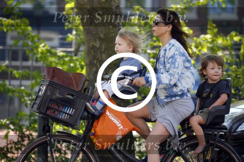 Amsterdam 12 juni 2015
Nadja Hupscher met haar 2 kinderen op de fiets