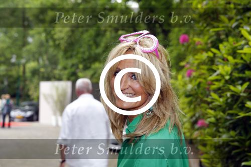 Blaricum 14 juni 2015
Rene Froger heeft een surprise feestje voor zijn vrouw Natasja georganiseerd voor haar 50e verjaardag. Het feest vindt plaats in de tuin van hun huis.