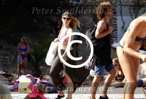 ibiza 2 augustus 2015
Noortje Herlaar met (een) vriend op het meest romantische strandje van ibiza , Beniras. Op Beniras wordt altijd muziek gemaakt tijdens de zonsondergang.