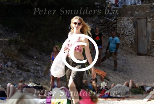 ibiza 2 augustus 2015
Noortje Herlaar met (een) vriend op het meest romantische strandje van ibiza , Beniras. Op Beniras wordt altijd muziek gemaakt tijdens de zonsondergang.