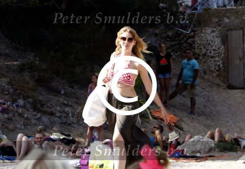 ibiza 2 augustus 2015
Noortje Herlaar met (een) vriend op het meest romantische strandje van ibiza , Beniras. Op Beniras wordt altijd muziek gemaakt tijdens de zonsondergang.