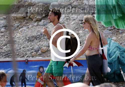 ibiza 2 augustus 2015
Noortje Herlaar met (een) vriend op het meest romantische strandje van ibiza , Beniras. Op Beniras wordt altijd muziek gemaakt tijdens de zonsondergang.