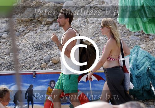 ibiza 2 augustus 2015
Noortje Herlaar met (een) vriend op het meest romantische strandje van ibiza , Beniras. Op Beniras wordt altijd muziek gemaakt tijdens de zonsondergang.