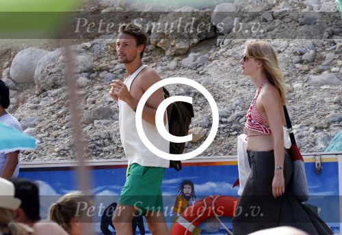 ibiza 2 augustus 2015
Noortje Herlaar met (een) vriend op het meest romantische strandje van ibiza , Beniras. Op Beniras wordt altijd muziek gemaakt tijdens de zonsondergang.