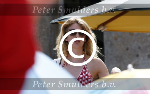 ibiza 2 augustus 2015
Noortje Herlaar met (een) vriend op het meest romantische strandje van ibiza , Beniras. Op Beniras wordt altijd muziek gemaakt tijdens de zonsondergang.
