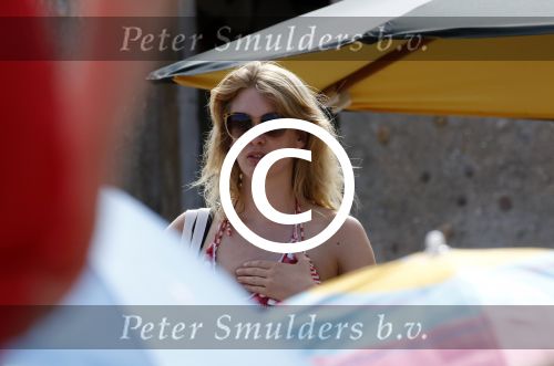 ibiza 2 augustus 2015
Noortje Herlaar met (een) vriend op het meest romantische strandje van ibiza , Beniras. Op Beniras wordt altijd muziek gemaakt tijdens de zonsondergang.