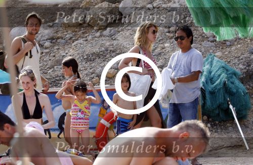 ibiza 2 augustus 2015
Noortje Herlaar met (een) vriend op het meest romantische strandje van ibiza , Beniras. Op Beniras wordt altijd muziek gemaakt tijdens de zonsondergang.