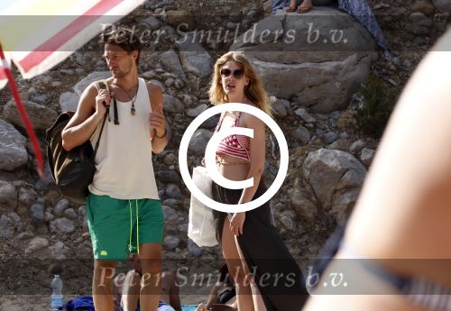 ibiza 2 augustus 2015
Noortje Herlaar met (een) vriend op het meest romantische strandje van ibiza , Beniras. Op Beniras wordt altijd muziek gemaakt tijdens de zonsondergang.