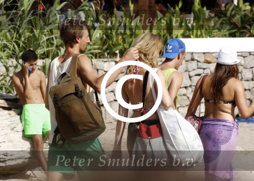 ibiza 2 augustus 2015
Noortje Herlaar met (een) vriend op het meest romantische strandje van ibiza , Beniras. Op Beniras wordt altijd muziek gemaakt tijdens de zonsondergang.