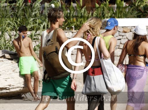 ibiza 2 augustus 2015
Noortje Herlaar met (een) vriend op het meest romantische strandje van ibiza , Beniras. Op Beniras wordt altijd muziek gemaakt tijdens de zonsondergang.