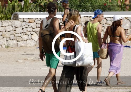 ibiza 2 augustus 2015
Noortje Herlaar met (een) vriend op het meest romantische strandje van ibiza , Beniras. Op Beniras wordt altijd muziek gemaakt tijdens de zonsondergang.