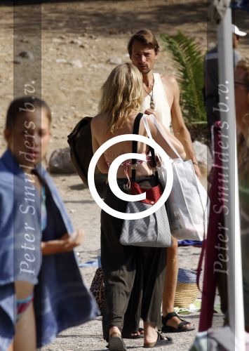ibiza 2 augustus 2015
Noortje Herlaar met (een) vriend op het meest romantische strandje van ibiza , Beniras. Op Beniras wordt altijd muziek gemaakt tijdens de zonsondergang.